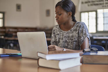 Junge Studentin arbeitet mit Laptop in der Nationalbibliothek, Maputo, Mocambique - VEGF00398