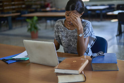 Junge Studentin mit Laptop beim Ausruhen in der Nationalbibliothek, Maputo, Mocambique - VEGF00399