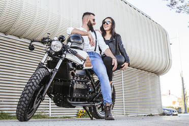 Lachendes Paar auf Motorrad - LJF00288