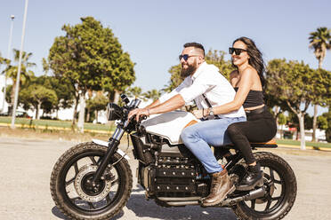 Glückliches Paar auf dem Motorrad im Sommer - LJF00320