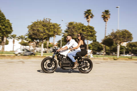 Paar fährt im Sommer mit dem Motorrad, lizenzfreies Stockfoto