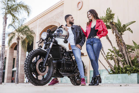 Ehepaar mit Motorrad, lizenzfreies Stockfoto
