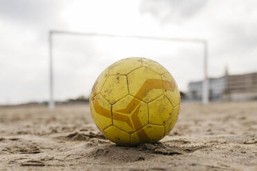 Ball und Tor am Strand, El Vendrell, Tarragona, Spanien - JRFF03428