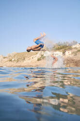 Freunde springen ins Meer, Mallorca, Spanien - IGGF01260