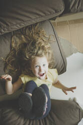Porträt eines kleinen Mädchens, das lustige Gesichter zieht - IHF00164