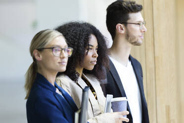 Porträt von selbstbewussten jungen Geschäftsleuten mit Blick zur Seite - JSRF00393