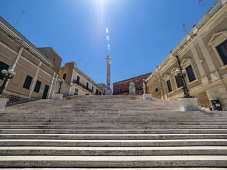 Treppe und Säule an den Promenaden, Brindisi, Italien - AMF07131