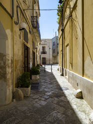 Enge Gasse in der Altstadt von Brindisi, Italien - AMF07140