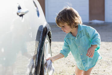 Kaukasischer Junge wäscht Auto - BLEF08225