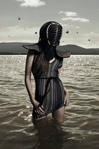 Kaukasische Frau mit Maske im See, lizenzfreies Stockfoto