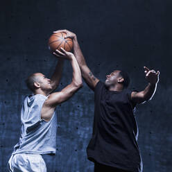 Men playing basketball - BLEF08335