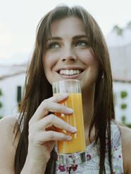 Frau trinkt Orangensaft - BLEF08363