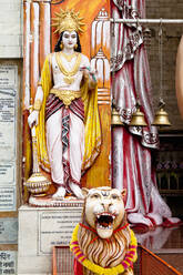 Weibliche Statue in einem Hindu-Tempel - BLEF08420