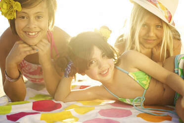 Children in bikinis laying on towel - BLEF08440