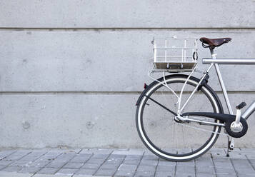 Auf dem Bürgersteig abgestelltes Fahrrad - BLEF08452