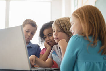 Schüler benutzen Laptop im Klassenzimmer - BLEF08473