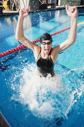 Wettkampfschwimmerin beim Anfeuern im Schwimmbad - BLEF08482