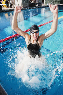 Wettkampfschwimmerin beim Anfeuern im Schwimmbad - BLEF08482