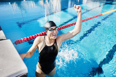 Wettkampfschwimmerin beim Anfeuern im Schwimmbad - BLEF08483