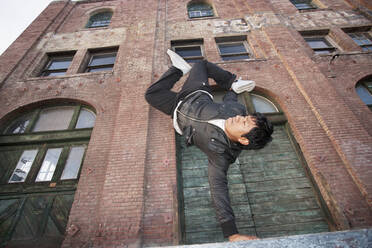 Mann beim Breakdance im Stadtgebiet - BLEF08486