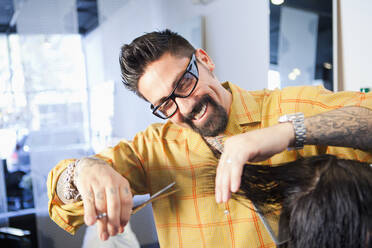 Hairdresser cutting hair in salon - BLEF08496