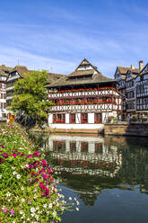 France, Strasbourg, Buildings in old town by Ill river - PUF01671