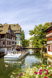 Frankreich, Straßburg, Ausflugsboot auf der Ill in der Altstadt - PUF01672