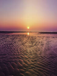 Belgien, Flandern, Nordseeküste, Gezeitenbecken bei Sonnenuntergang - GWF06133