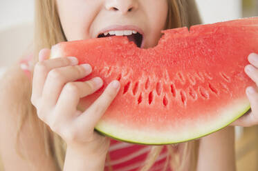 Kaukasisches Mädchen isst große Scheibe Wassermelone - BLEF08629