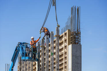 Arbeiter an einer Betonmauer auf einer Baustelle - BLEF08679