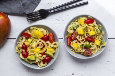 Zwei Schalen Nudelsalat mit Mango, Avocado und Kirschtomaten - SARF04325