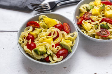 Zwei Schalen Nudelsalat mit Mango, Avocado und Kirschtomaten - SARF04326