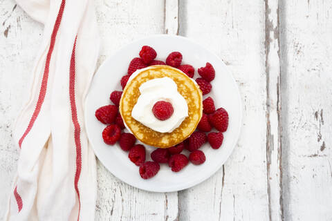 Kohlenhydratarme Pfannkuchen mit Joghurt und Himbeeren, lizenzfreies Stockfoto