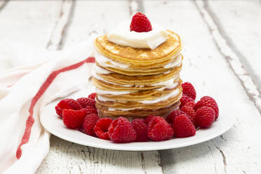 Low-carbohydrate pancakes with yogurt and raspberries - LVF08130
