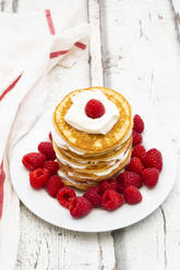 Low-carbohydrate pancakes with yogurt and raspberries - LVF08131