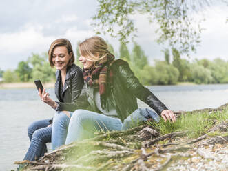 Deutschland, zwei junge Frauen, zwei Freundinnen, im Dialog - LAF02335