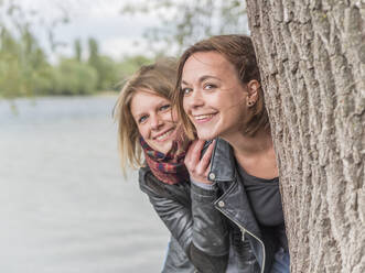 Deutschland, zwei junge Frauen, zwei Freundinnen, im Dialog - LAF02338