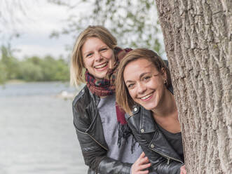 Deutschland, zwei junge Frauen, zwei Freundinnen, im Dialog - LAF02340