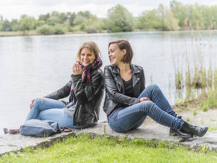 Deutschland, zwei junge Frauen, zwei Freundinnen, im Dialog - LAF02344
