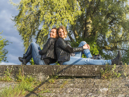 Deutschland, zwei junge Frauen, zwei Freundinnen, im Dialog - LAF02350