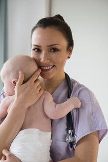 Krankenschwester hält Baby im Krankenhaus - BLEF08717