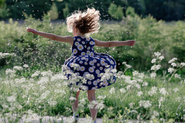 Kleines Mädchen spielt mit Samen von Pusteblumen in der Natur - OGF00014