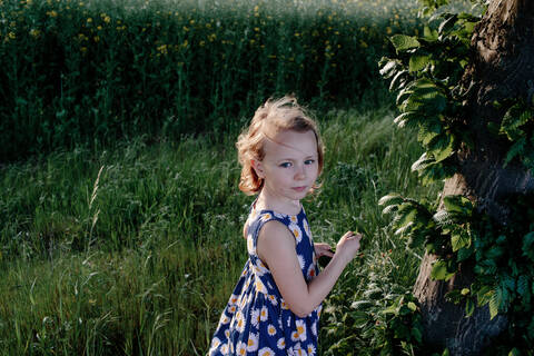 Porträt eines kleinen Mädchens in der Natur, lizenzfreies Stockfoto
