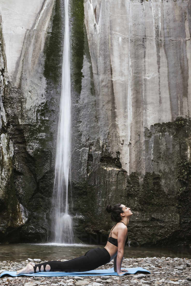 Pin by Emily Alvarez Quiros on Poses | Senior photoshoot poses, Girl senior  pictures, Senior picture waterfall