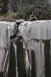 Frau übt Yoga am Wasserfall - LJF00374