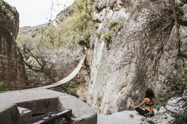 Frau übt Yoga am Wasserfall - LJF00375