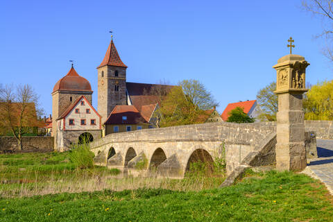 Brücke über den Fluss Altmühl, Ornbau, Bayern, Deutschland, lizenzfreies Stockfoto