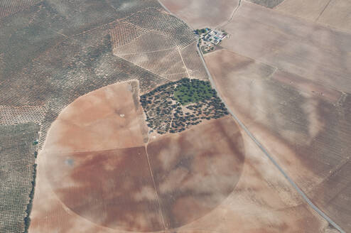 Luftaufnahme über spanisches Ackerland - BLEF08777