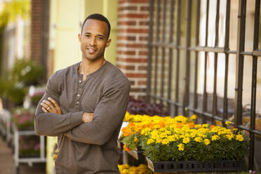 Afroamerikanischer Mann steht in der Nähe eines Blumenladens - BLEF08785