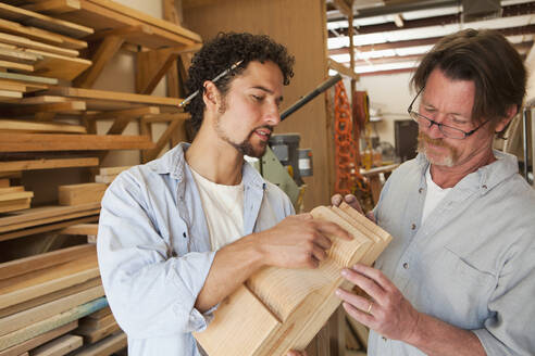 Mitarbeiter bei der Holzbearbeitung in der Werkstatt - BLEF08813
